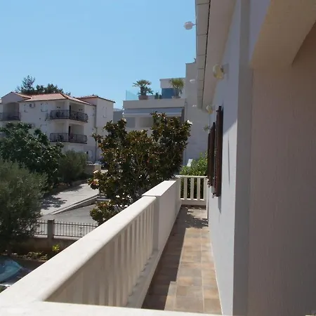 By The Sea - 15566 로고즈니차