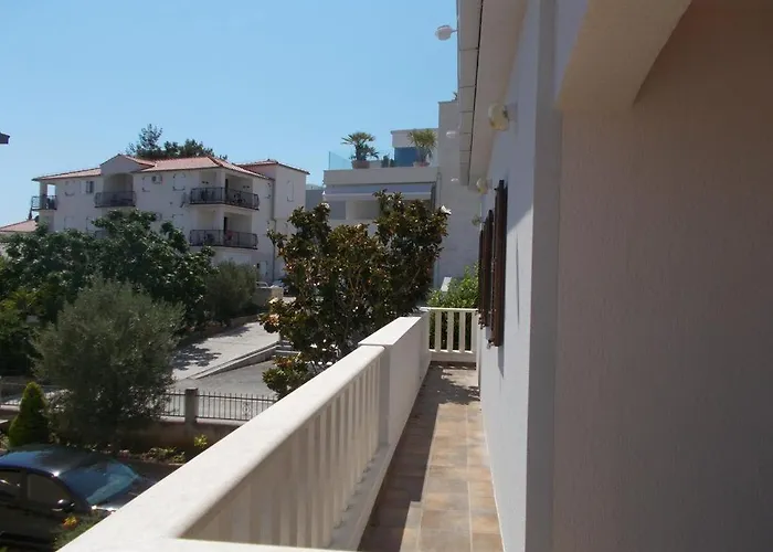 By The Sea - 15566 로고즈니차