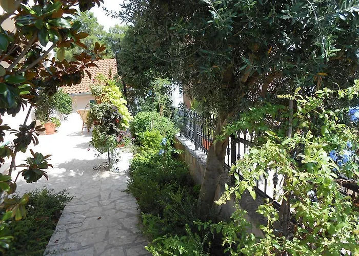 By The Sea - 15566 * 로고즈니차